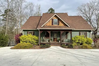 Image de By the Lake Lodge. . . 4 Bedroom/4 Bath. . Enjoy fun on the lake.