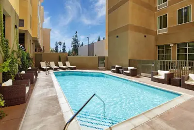 Image de Studio accessible près du centre-ville de Disney | Piscine extérieure + centre de remise en forme ouvert 24h / 24