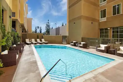 Image de Restez près de l'entrée du centre-ville de Disney + Disneyland Monorail | Piscine extérieure + petit-déjeuner buffet gratuit