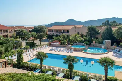 Image de Confortable appartement avec piscine, Wifi, climatisation, Tv, terrasse, animaux admis et parking