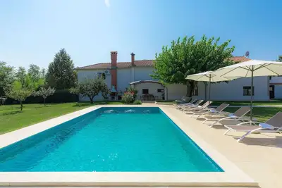 Image de Belle maison de vacances avec piscine privée, Wifi, climatisation, terrasse et animaux admis