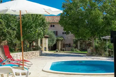 Image de Maison de vacances avec Wifi, climatisation, piscine privée, Tv, terrasse, animaux admis, parking