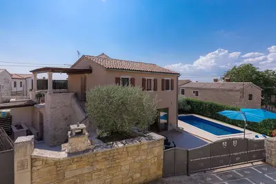 Image de Maison de vacances privée avec climatisation, piscine privée, Tv, terrasse, animaux admis, parking