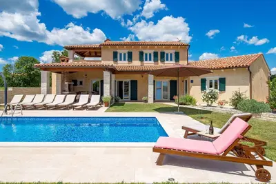 Image de Belle maison de vacances privée avec piscine privée, climatisation, Wifi, Tv et terrasse