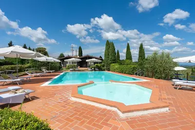 Image de Appartement avec climatisation, piscine, Wifi, Tv, véranda, vue panoramique, près de San Gimignano