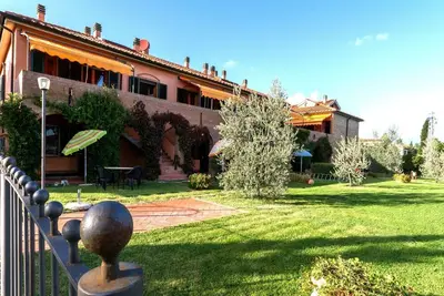Image de Appartement avec piscine, climatisation, Wifi, Tv, véranda, vue panoramique, près de San Gimignano