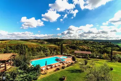 Image de Joli appartement avec piscine, climatisation, Wifi, Tv, véranda et parking, près de San Gimignano