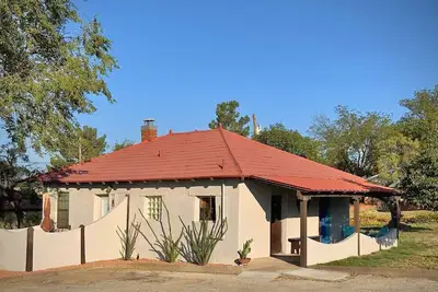 Image de El Viejo Adobe - En face du campus de Sul Ross!