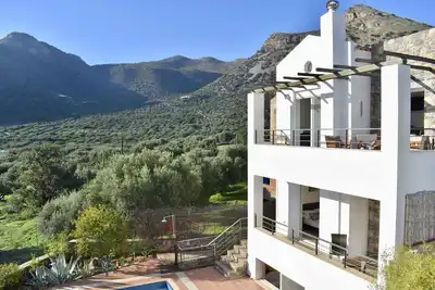 Image de Villa isolée, 6 couchages, piscine privée et jardin, climatisation complète, près du village