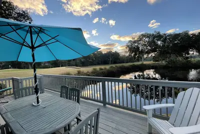 Image de Vues magnifiques de chaque pièce! ! Marchez jusqu'à la plage. Villa 3 ch rénovée