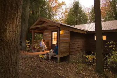 Image de Spa dans la cime des arbres avec cabane en bois avec 2 chambres à coucher se cachant dans les bois