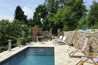 Image de 2 maisons d'exception avec piscines privées et grands espaces extérieurs