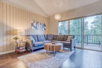 Image de Emplacement et intimité dans ce condo mis à jour de niveau supérieur avec le mont. Commodités de Bachelor Village!