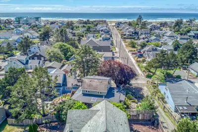 Image de La beauté personnalisée à 3 lits comprend un porche enveloppant, un bain à remous, une promenade jusqu'à la plage et la ville!