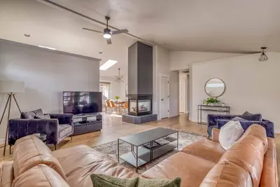 Image de Marcher au centre-ville de la maison calme Nw avec bain à remous, suite principale, équipements bien pensés!