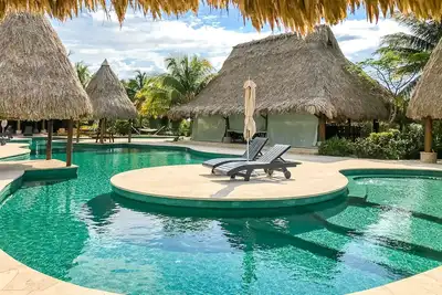 Image de Villa spacieuse avec jardin, piscine partagée dans un développement isolé