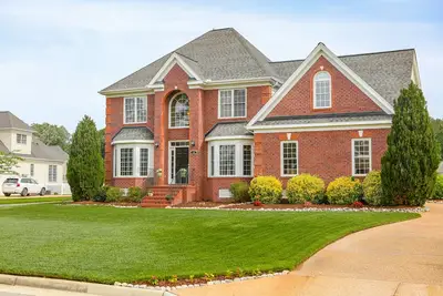 Image de Belle maison en brique de 2 étages sur une impasse. Sur un grand étang.