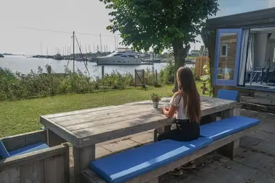 Image de Chalet Carla pour 8 personnes en face du Lauwersmeer et de son propre quai de pĂŞche