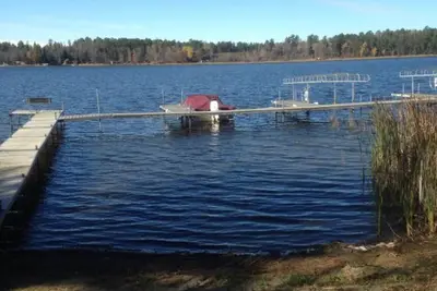 Image de Oh l'emplacement! Sur le lac, ouvert toute l'année et deux restaurants / bars à proximité.