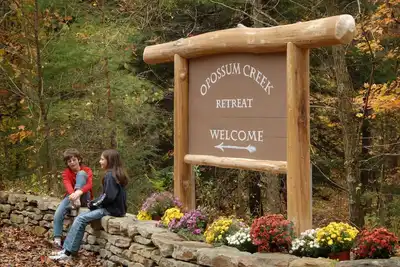 Image de Escapade romantique dans les bois, w / Hottub à côté de la petite ville la plus cool des États-Unis
