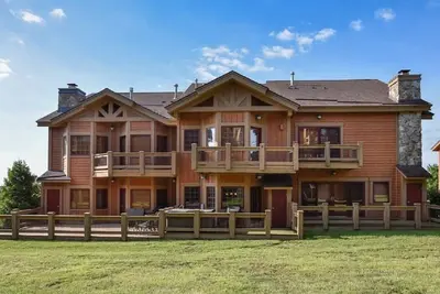 Image de 7 Springs - Luxury Southwind Townhome Ski-in Ski sur le pont arrière!