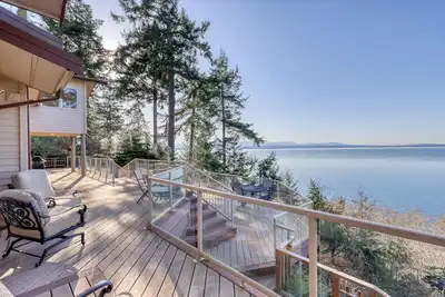 Image de Nouvelle Liste! Maison multifamiliale avec cuisine complète, vue sur l'eau et front de mer!