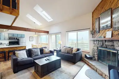 Image de Condo avec vue sur la montagne au dernier étage avec foyer au bois et balcon avec de superbes vues!