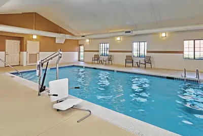 Image de Suite contemporaine dans le quartier des affaires \"The Glen\" | Centre de fitness 24 heures + piscine intérieure + cuisine