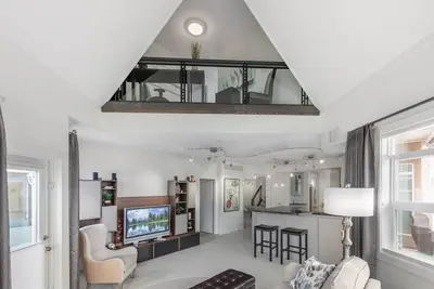 Image de Piscine / bain à remous de luxe au centre-ville de Kelowna au bord de l'eau