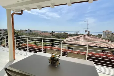 Image de Appartement avec grande terrasse (vue sur le lac) et piscine partagée