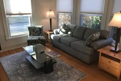 Image de Rosemont 1er étage: 2 Br: Ensoleillé Spacieux Pratique 30 jours + location