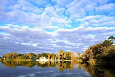 Image de Luxueusement mis à jour Lakefront House