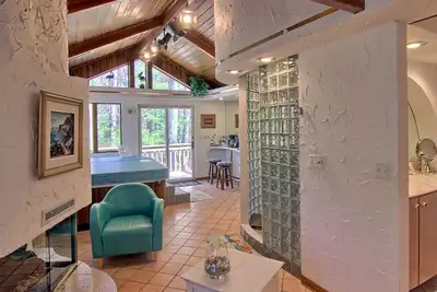 Image de Suite with private sauna & Jacuzzi on Lake Dubonnet located near Traverse City