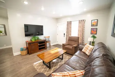 Image de In Town walking distance to Stores and Restaurants