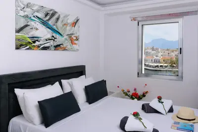 L'appartement est situé à côté du célèbre lac Voulismeni à Agios Nikolaos.