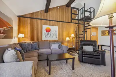 Ce condo de deux chambres et loft à la base du pic 8 à Breckenridge est l'endroit idéal pour s'évader.