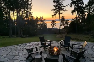 Image de Maison avec vue sur l'eau près d'Eastsound. Spa, foyer, 9 couchages.