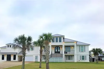 Image de Belle Maison En Bord De Mer Avec Bateau Et ÉNORMES Porches!