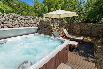 Image de Maison de vacances privée avec bain à remous, climatisation, Wifi, Tv, terrasse, animaux admis