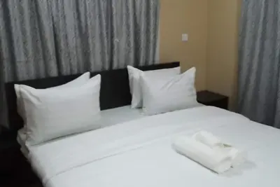 Image de Notre appartement cool et confortable de 2 chambres dans un domaine calme et sécurisé.