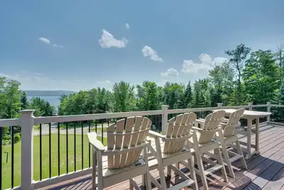 Image de Nouveau! Maison rustique de Pittsburg à 3 étages avec les meilleurs équipements