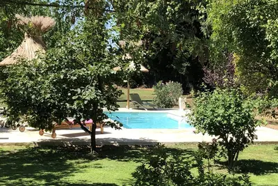 Entre Avignon et St Remy De Provence ancien mas au calme et dans la verdure