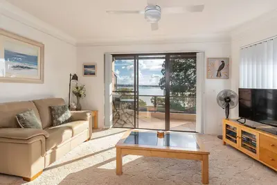 Image de Surplombant le lac Wallis, Renas Court 2