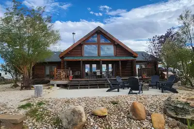 Image de Spacious and secluded cabin overlooking North Platte River valley.