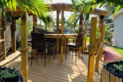 Image de Maison au bord de l'eau sur le canal avec accès au quai du golfe