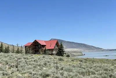 Image de Cabane en rondins sur mesure avec une vue imprenable sur Buffalo Bill Reservoir et Carter Mt