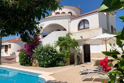 Image de Belle villa avec piscine privée, mer et montagne Vues