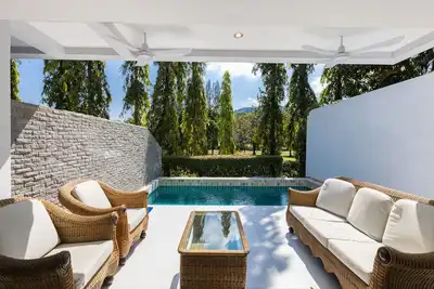 Image de 5 chambres / salle de bain pour 14 personnes, piscine privée. 7 kms de Patong