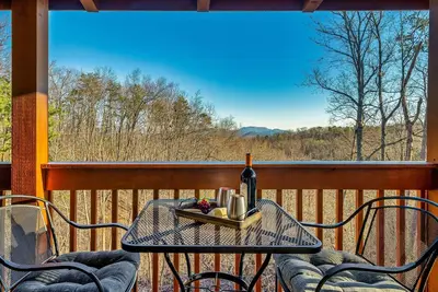 Image de Bear Hugs Cabin · Jacuzzi | Retraite confortable | Idéalement situé