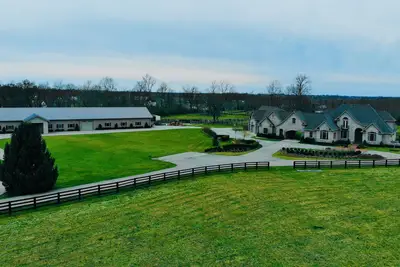 Image de 16 miles à Keeneland, 13 à Ky Horse Park; Domaine privé et meublé!